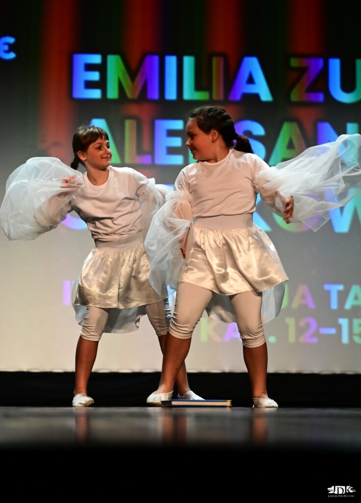 dziewczynki w białych woalach