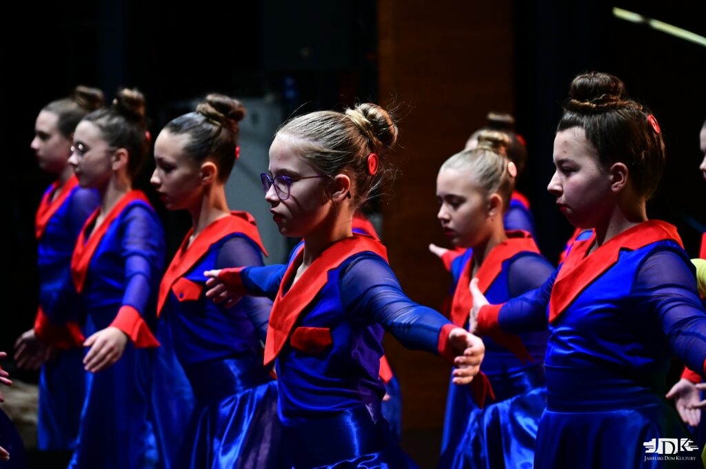zbliżenie na tancerkę w sukience z wielkim czerwonym kołnierzem