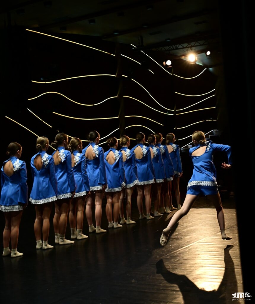 tancerze w niebieskich strojach