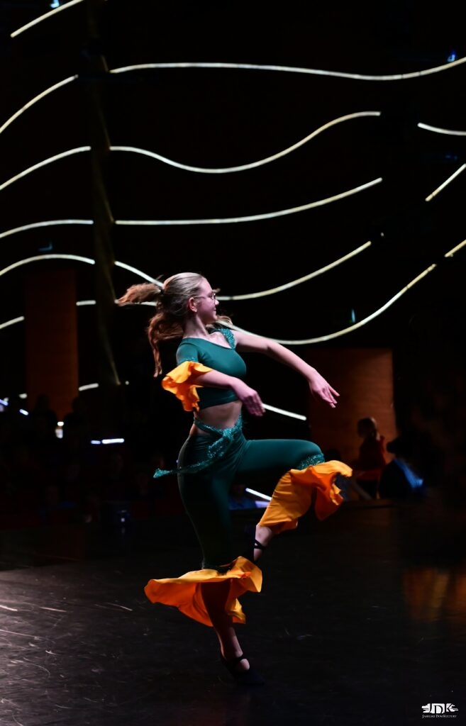 tancerka ubrana w zielony strój z falbankami jak do flamenco