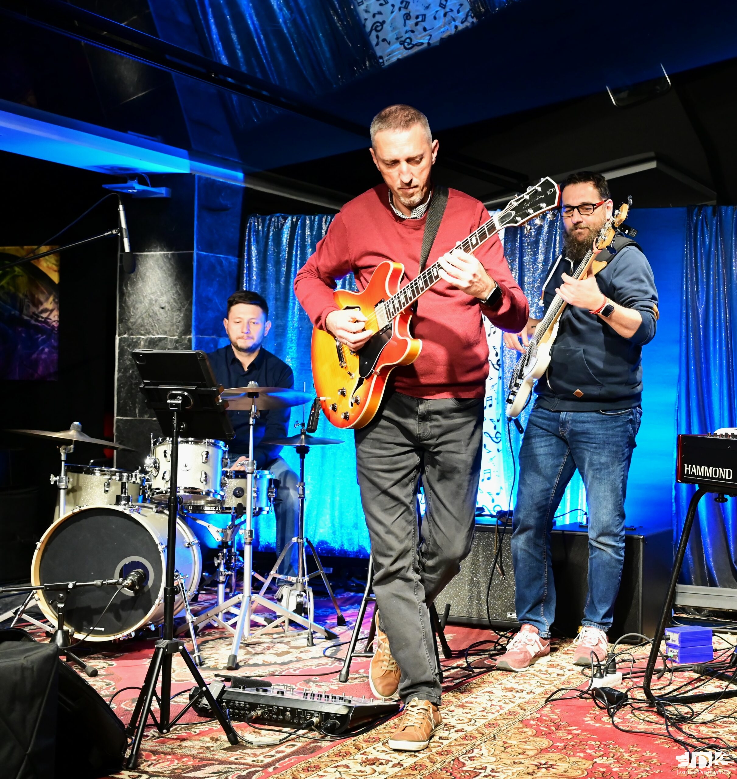 muzycy jazzowi: gitarzyści i perkusja