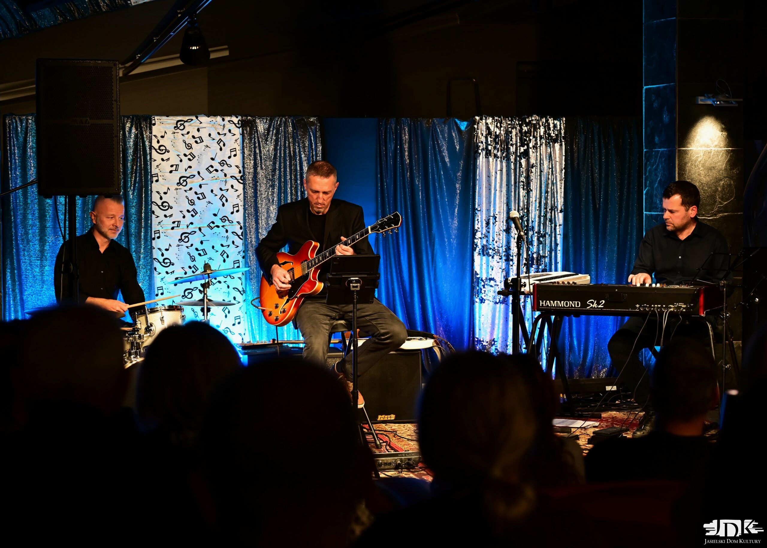 trio jazzowe oraz rozmazana widownia na pierwszym planie