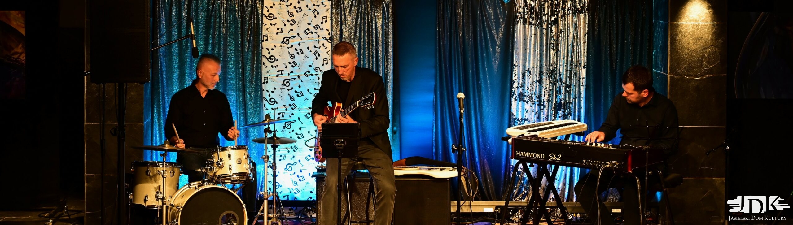 panorama, na której widoczny jest zespół: perkusja, gitara oraz organy Hammonda