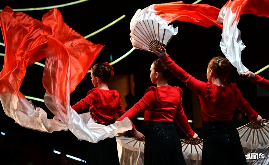 tancerki z wachlarzami z długim materiałem biało-czerwoym