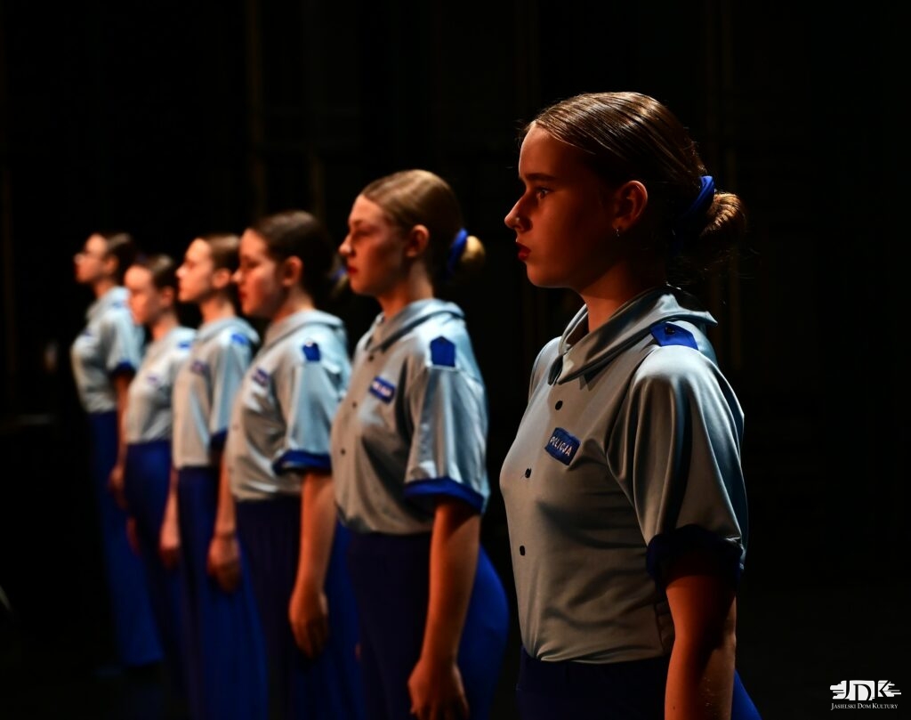 tancerki w strojach policjantek