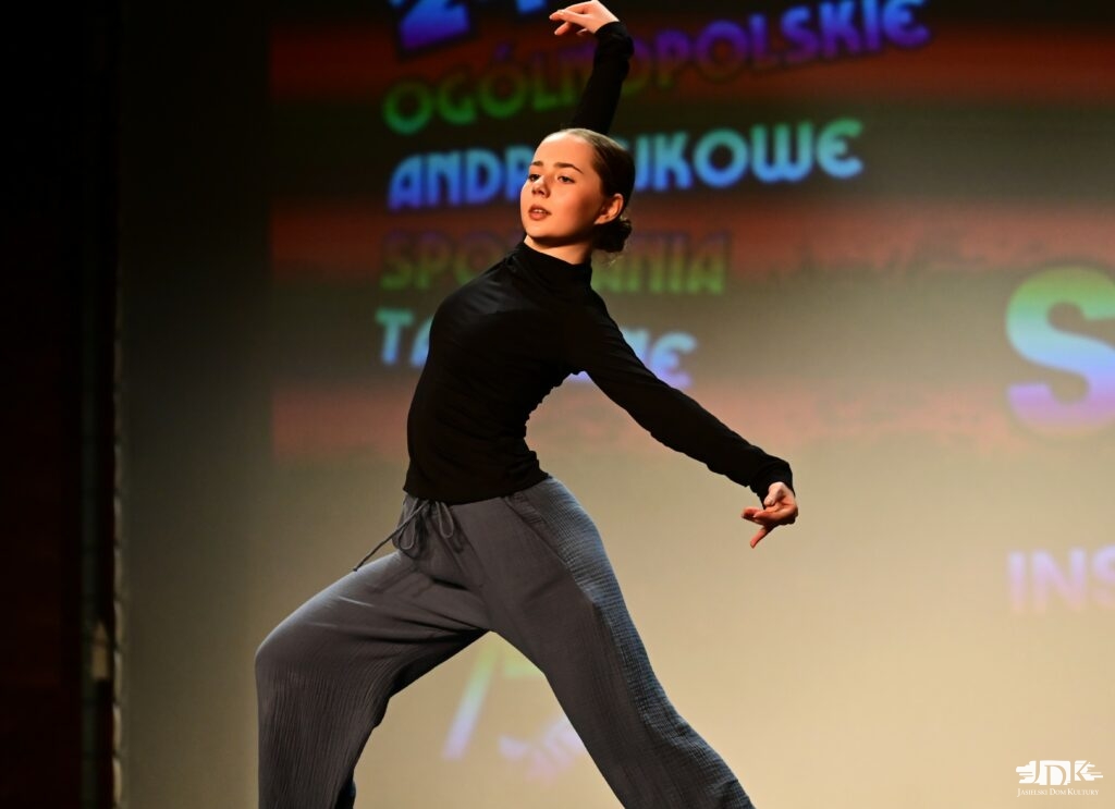 tancerka wykonuje figurę z ręką nad głową