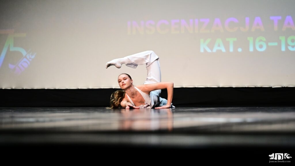 figura na podłodze z nogą nad głową