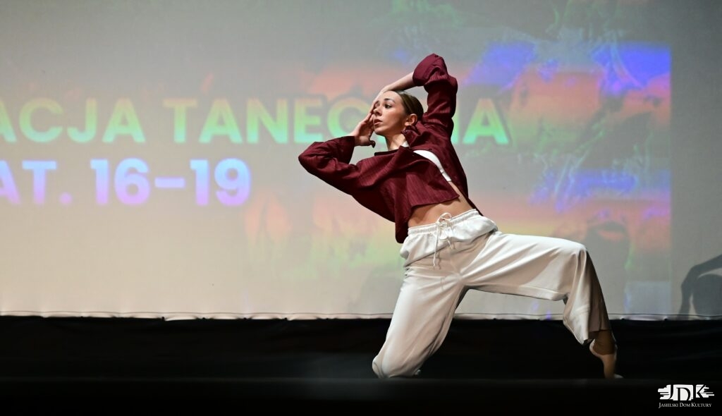 figura taneczna na ugiętej nodze