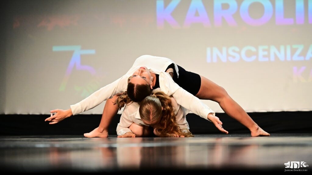 duet tańczący figurę na podłodze