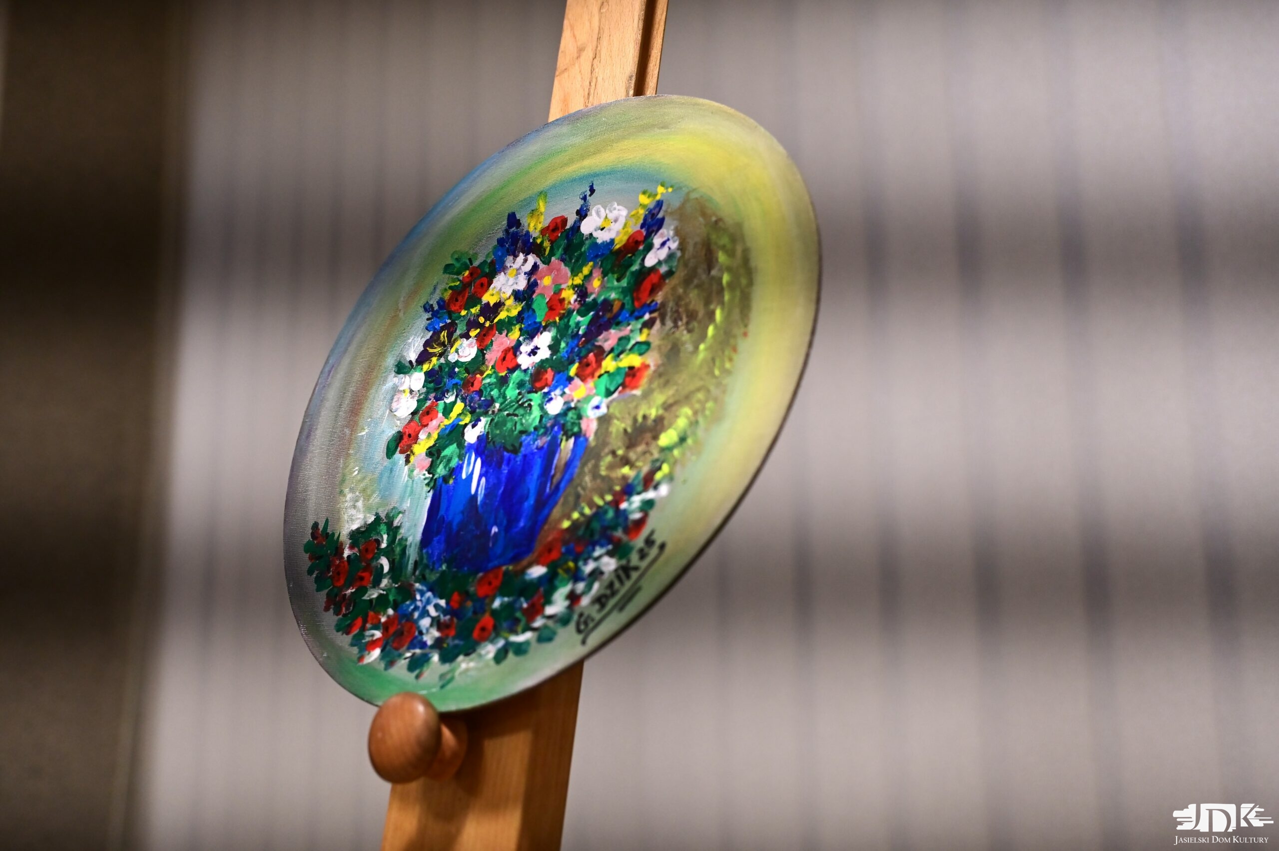 obraz w kształcie koła - bukiet kolorowych kwiatów