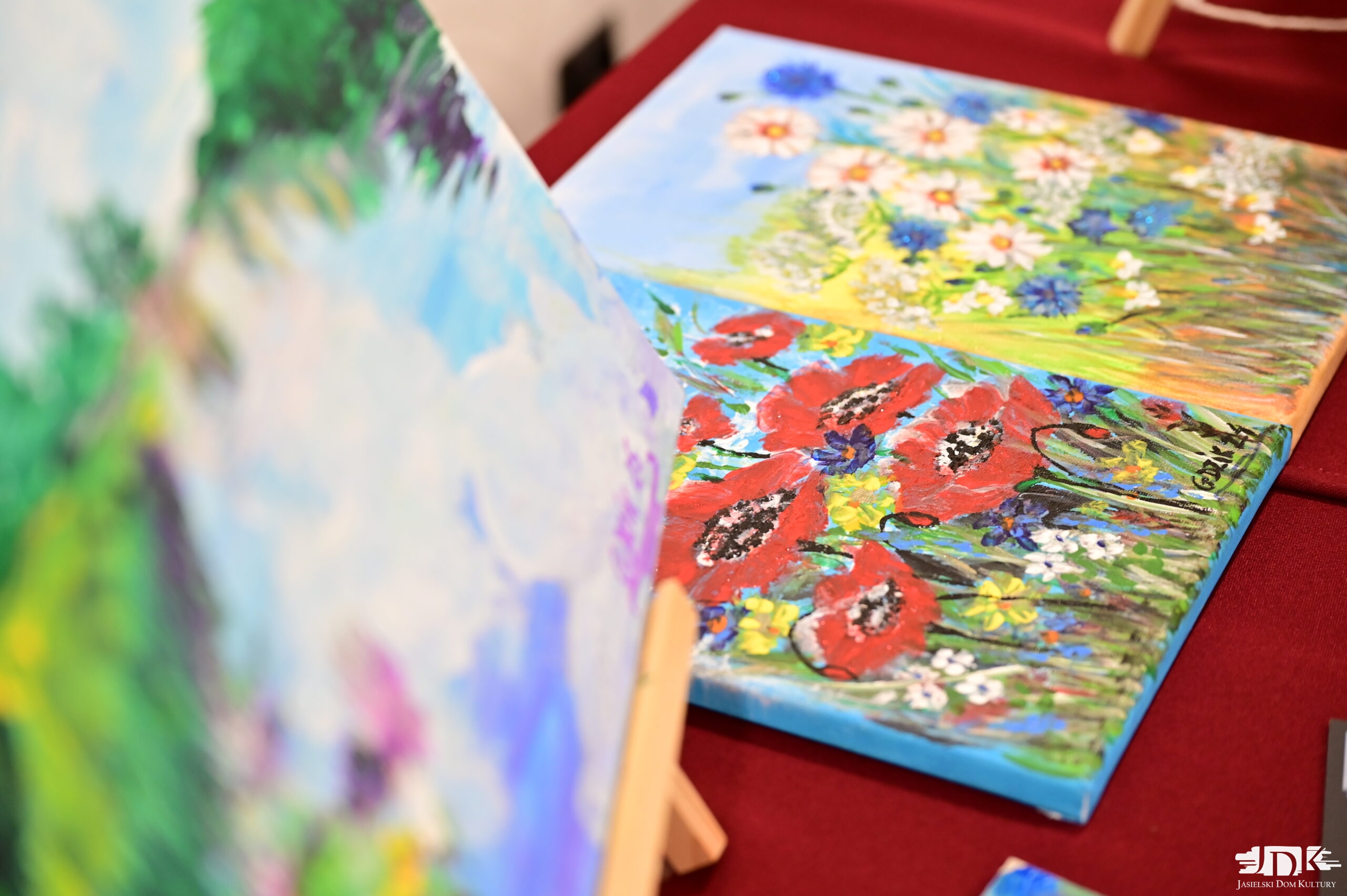 obraz przedstawia maki