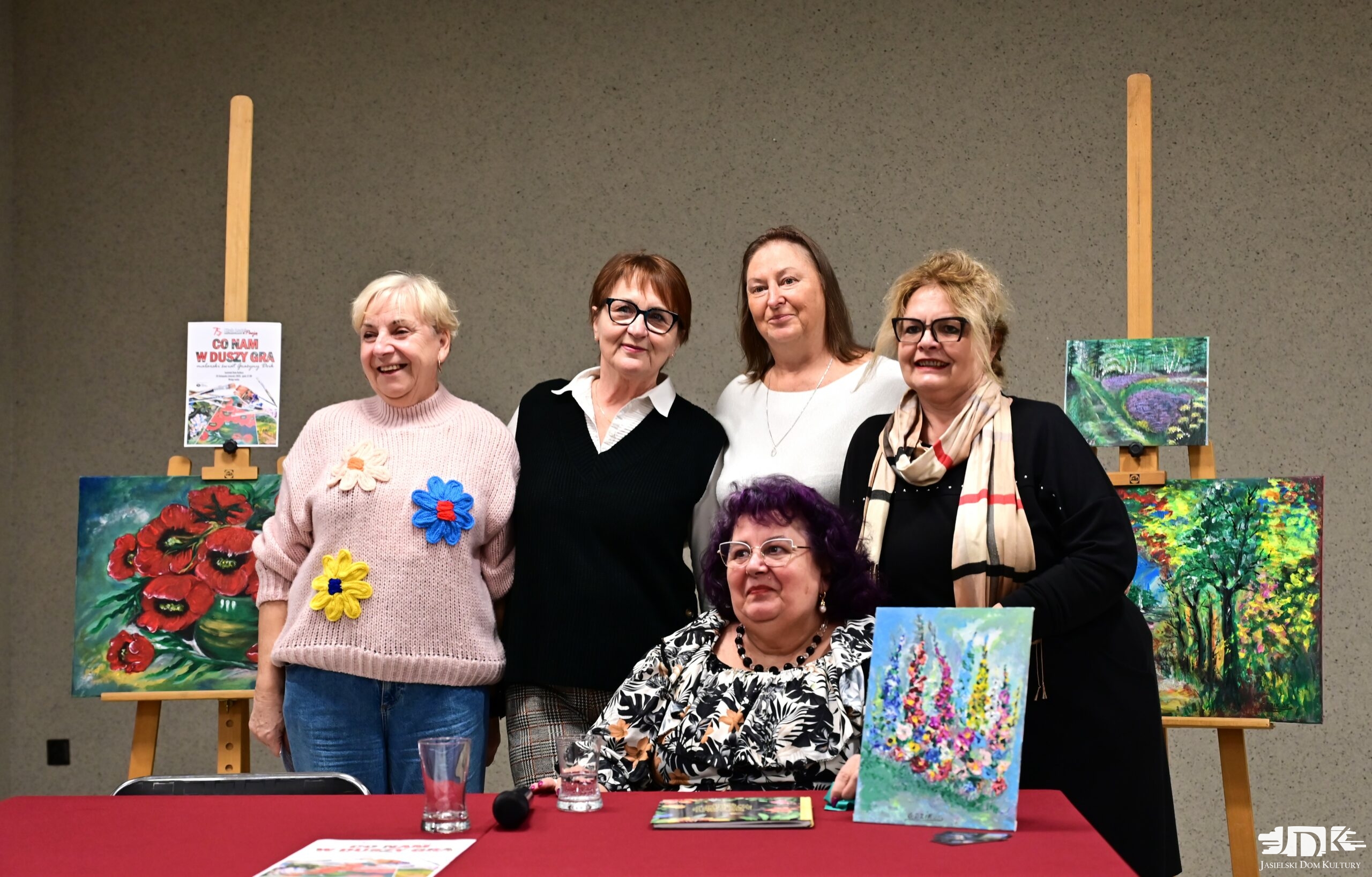 koleżanki malarki wśród barwnych obrazów