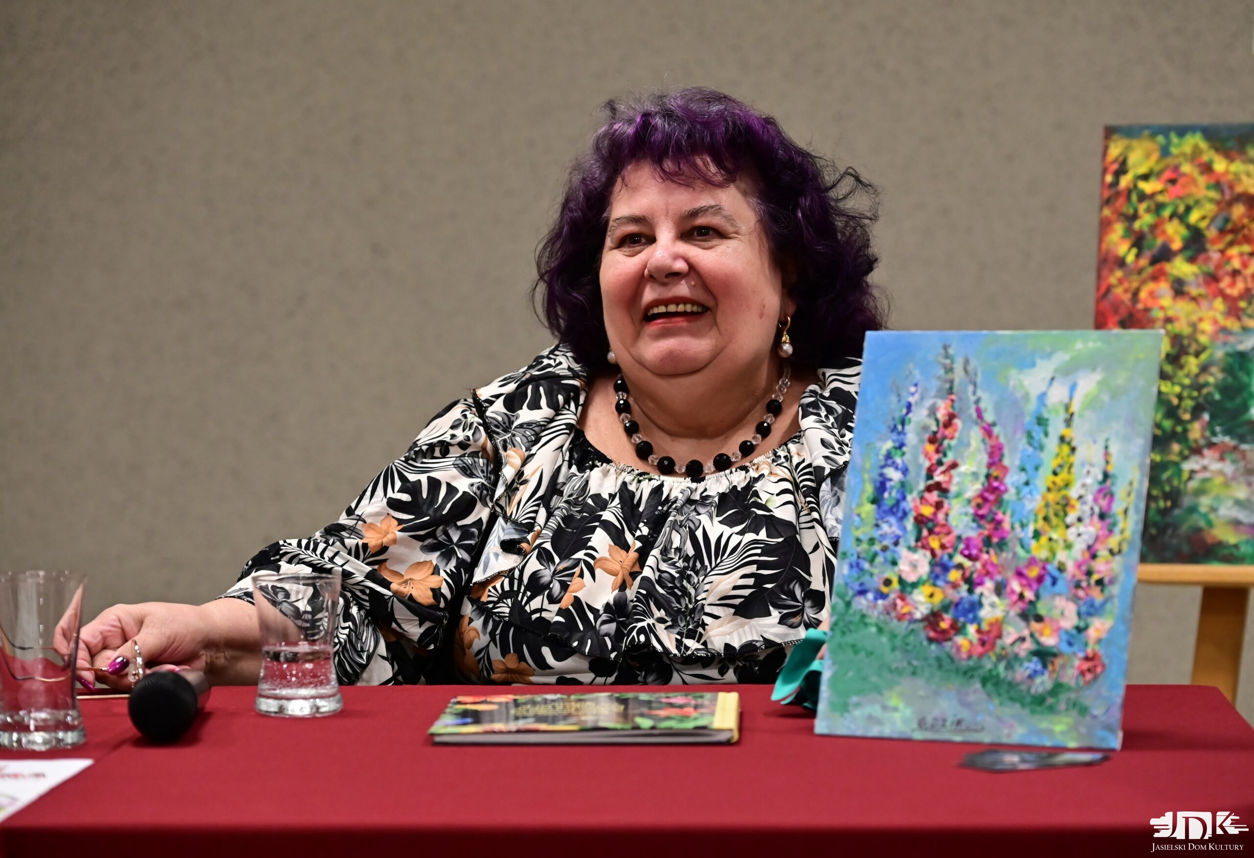 uśmiechnięta malarka przy pracach