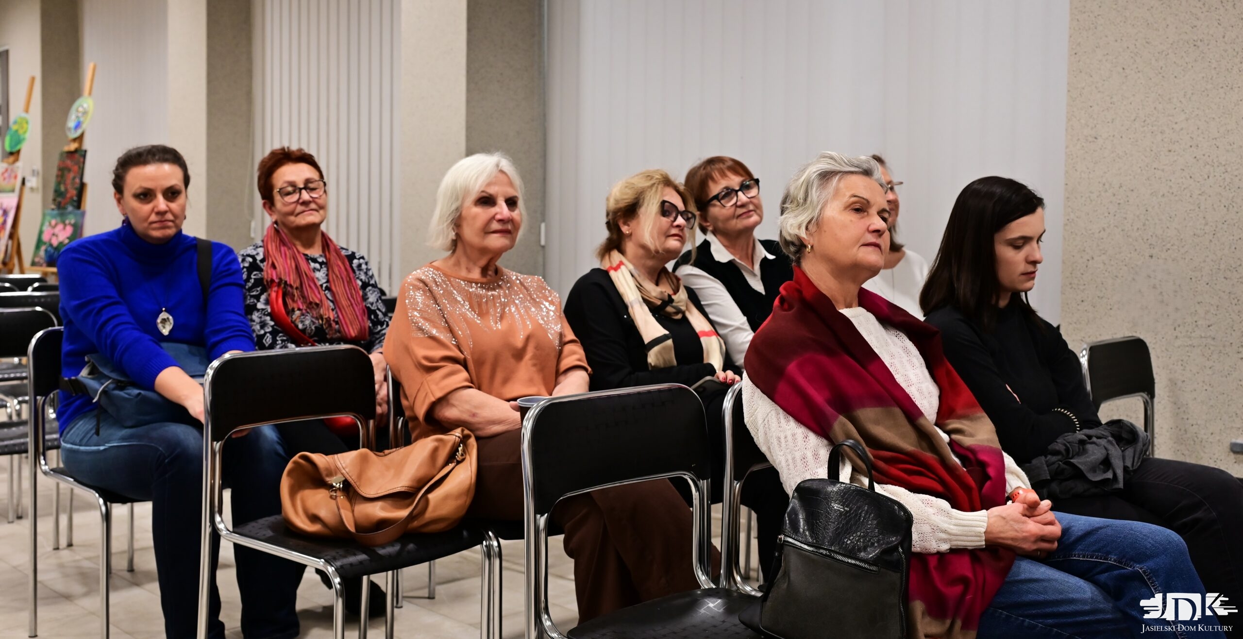 uczestnicy spotkania siedzący na krzesłach