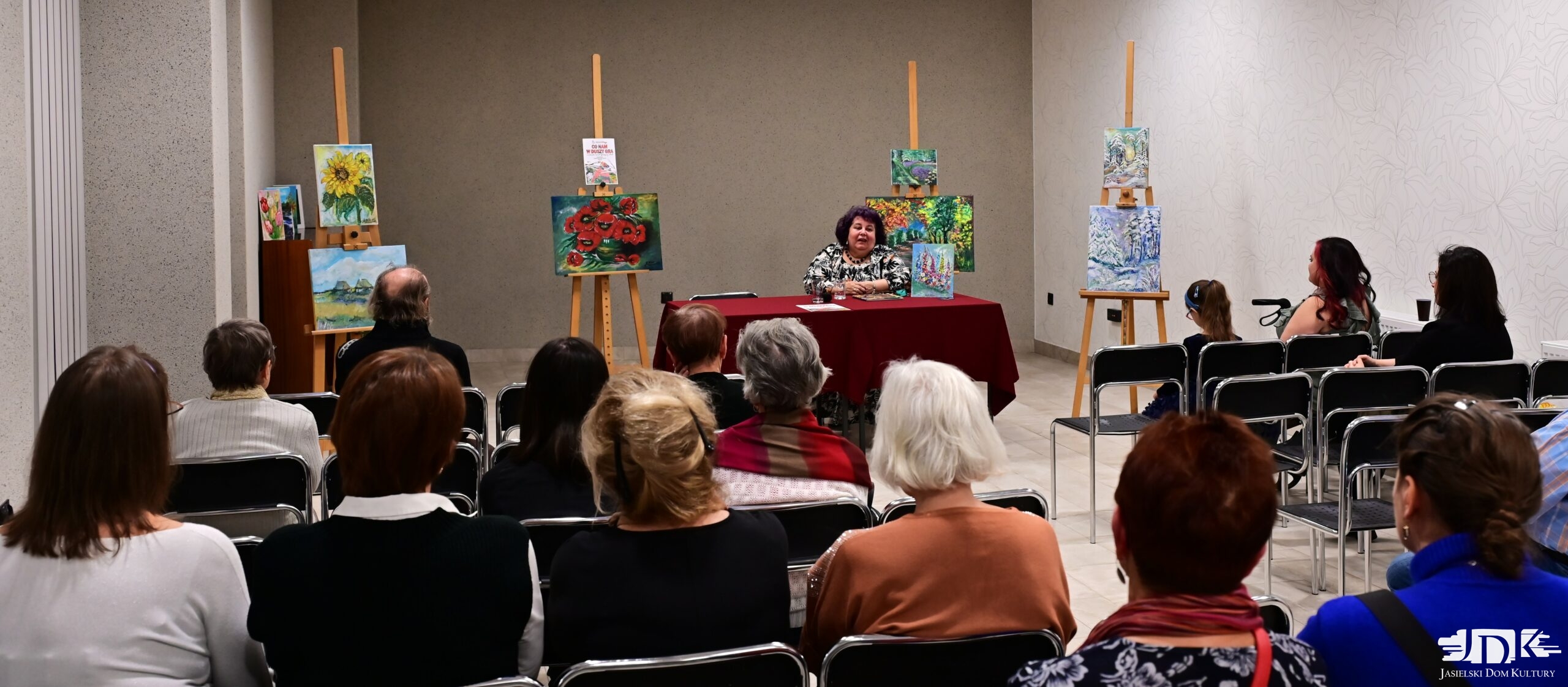 uczestnicy spotkania siedzący na krzesłach