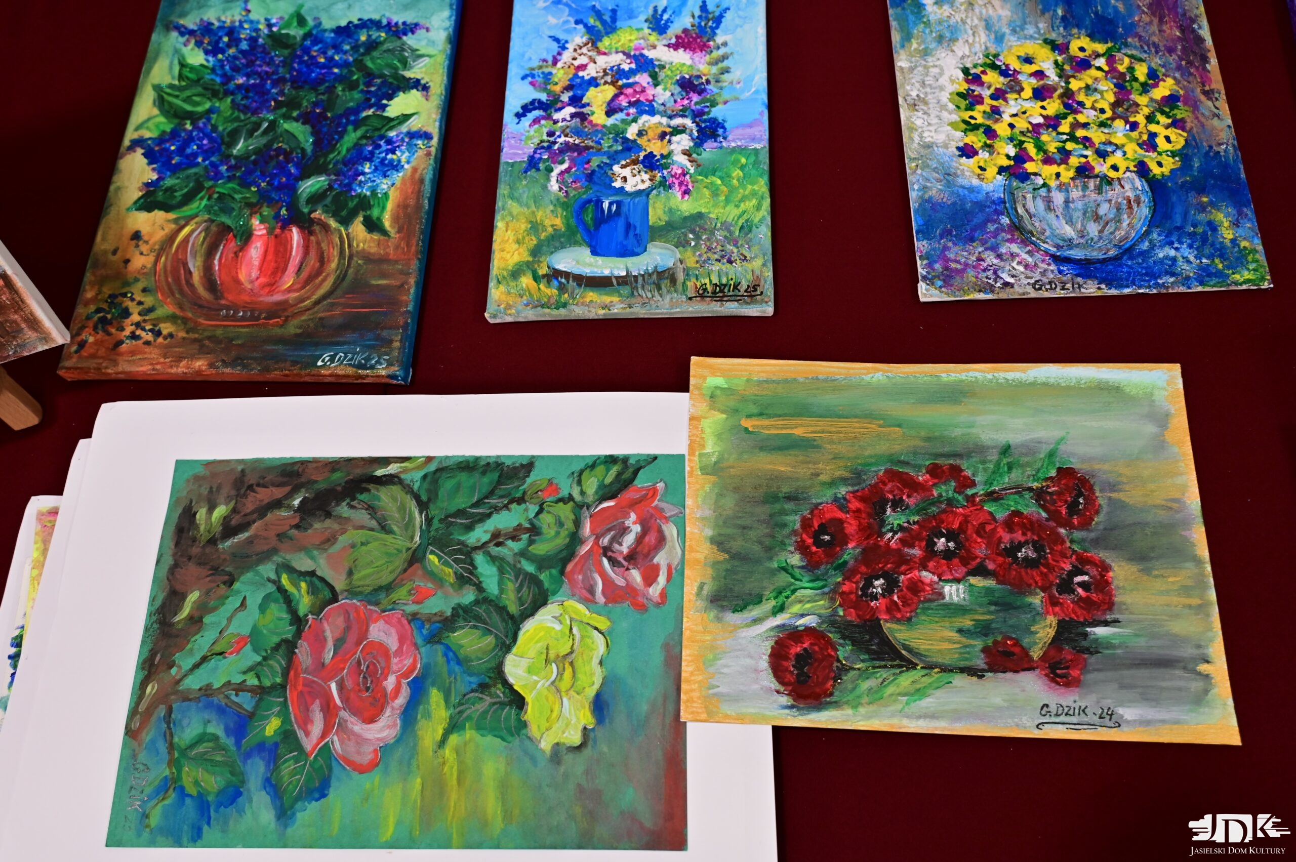 kolorowe prace przedstawiające różne bukiety