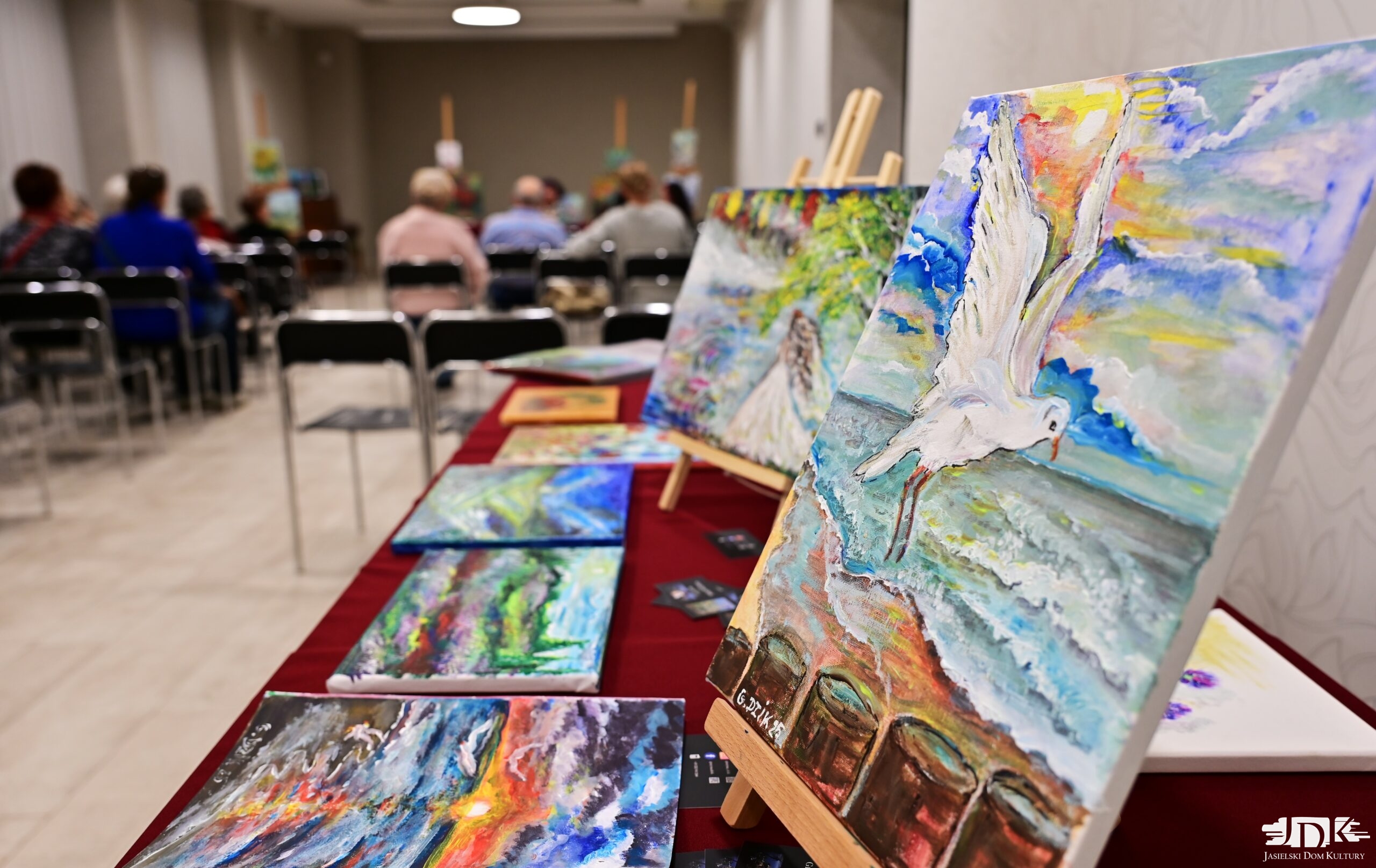 kolorowa mewa na obrazie na pierwszym planie