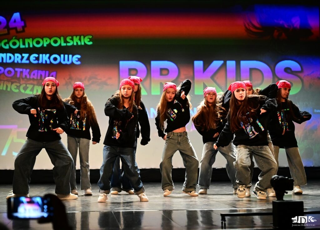 grupa taneczna JDK w hip-hopowych strojach