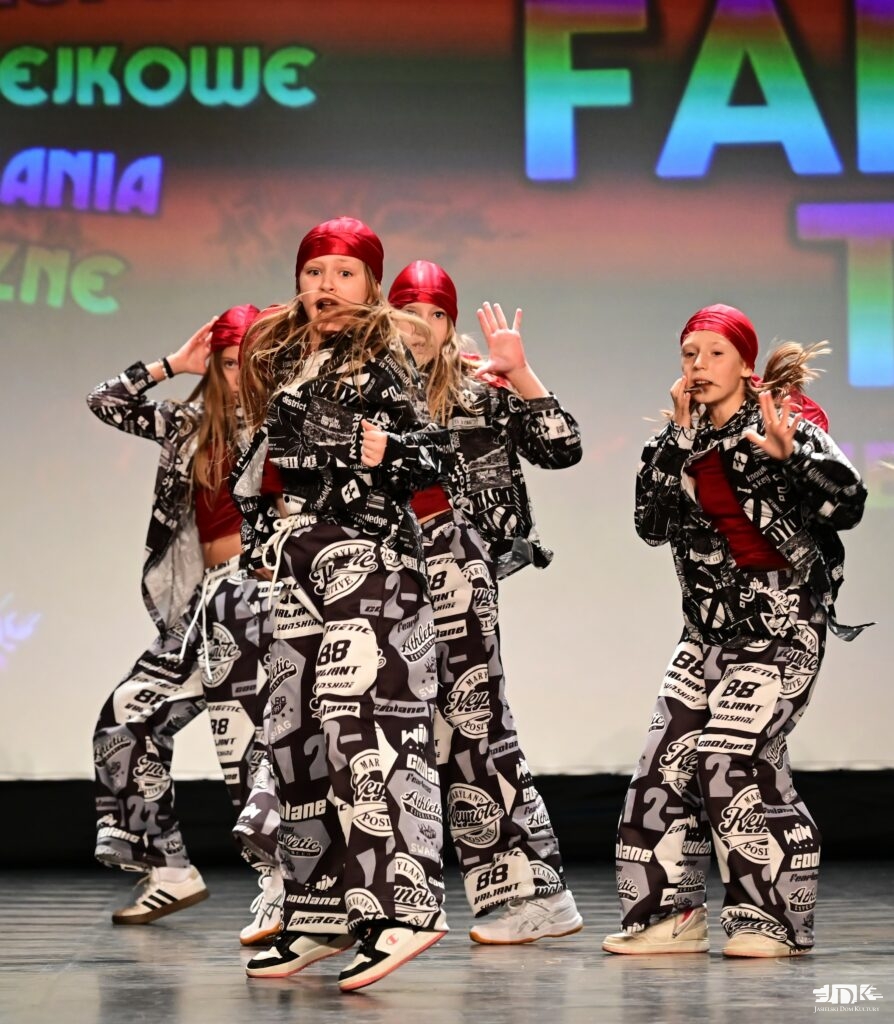 grupa dziewcząt z rękami ku górze w strojach moro