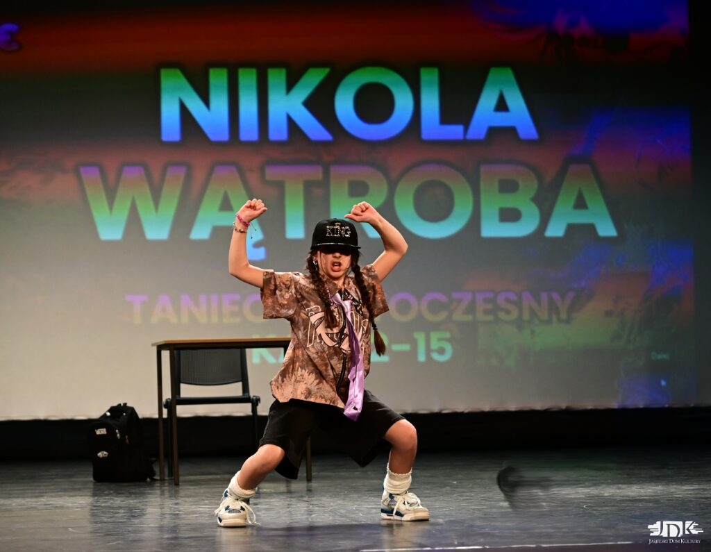 tancerka JDK a w tle ławka szkolna z krzesłem