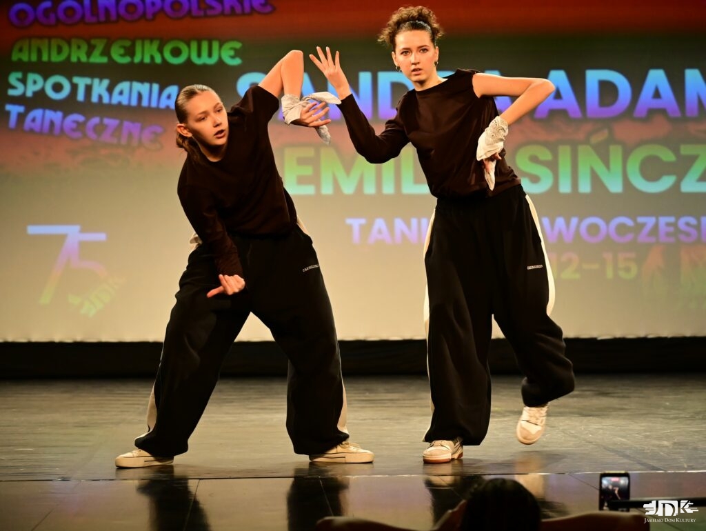 duet wykonuje robotyczne ruchy