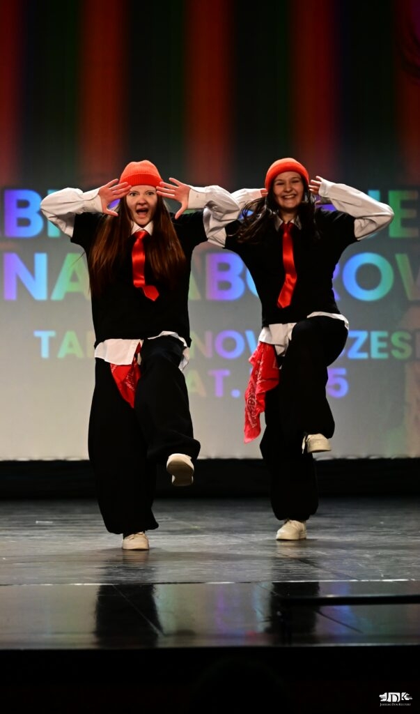 duet w czarno-białych storjach i czerownych czpkach i krawatach