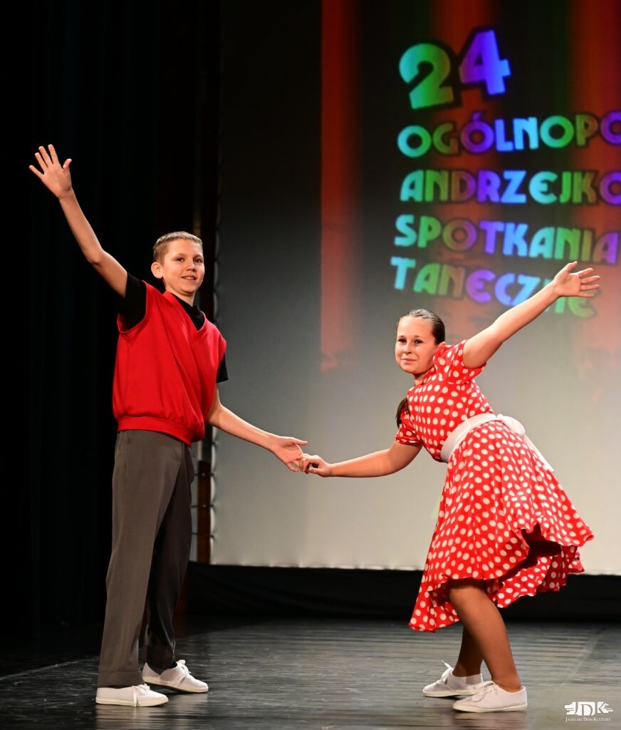 duet damsko-męski w strojach czerwonych