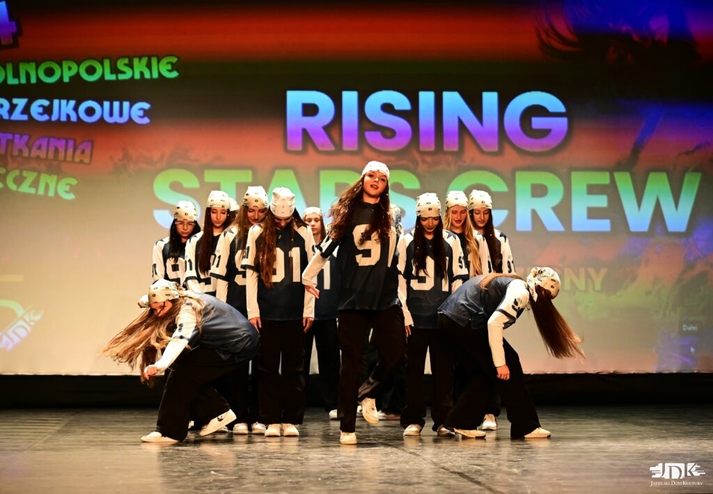 grupa dziewcząt w sportowych strojach