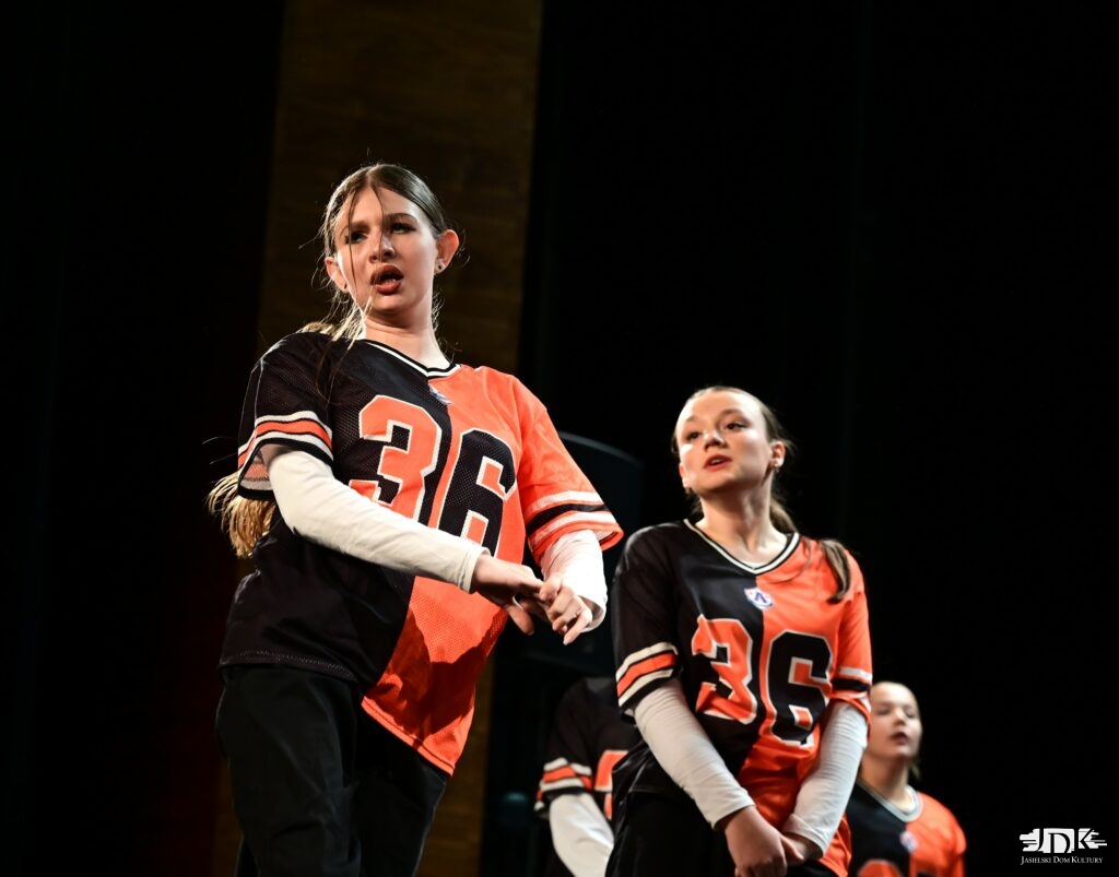 zbliżenie na tancerki w sportowych strojach