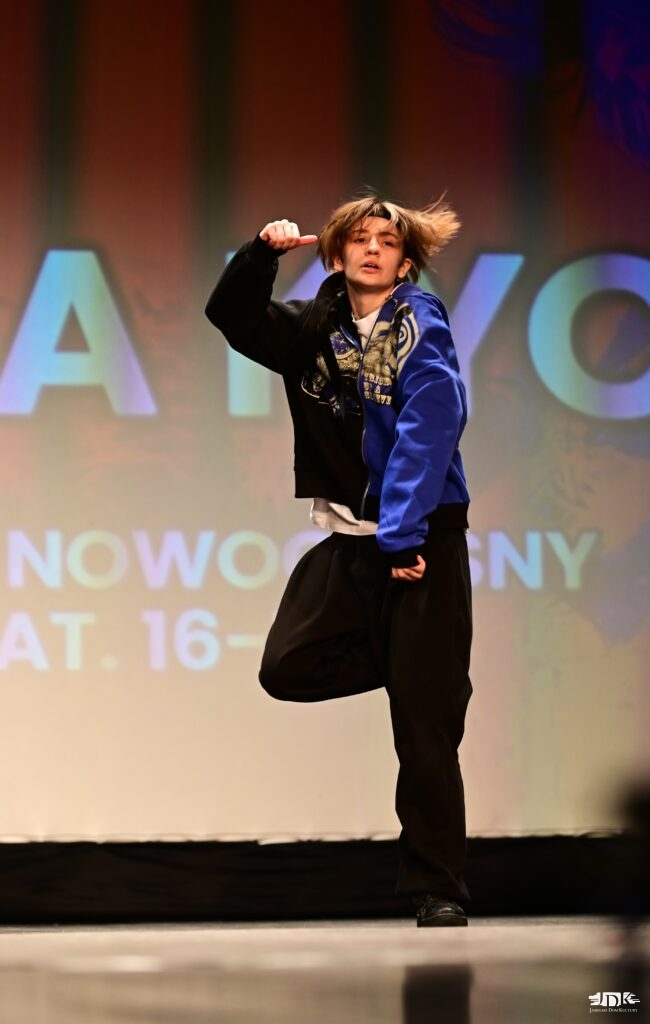 tancerka w stroju młodzieżowym wykonuje obrót