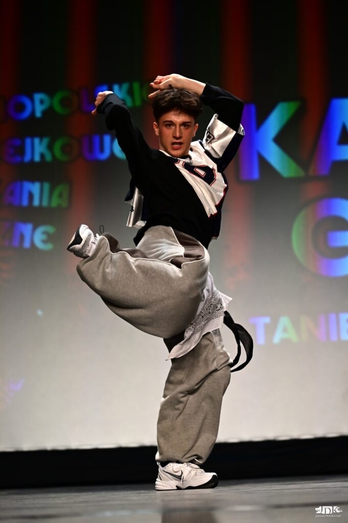 chłopak w dresie wykonuje piruet