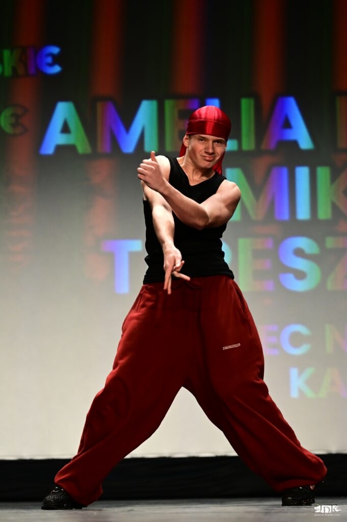 chłopak w bordowych dresach i bandanie