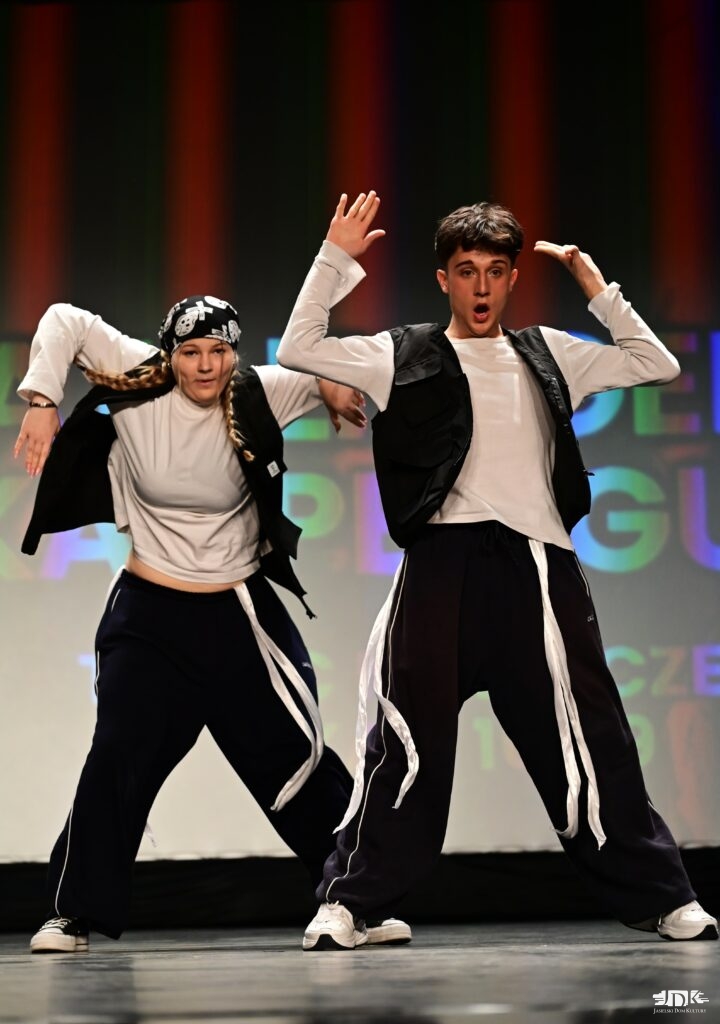 duet damsko-męski wykonuje ruchy rękoma do góry i w dół