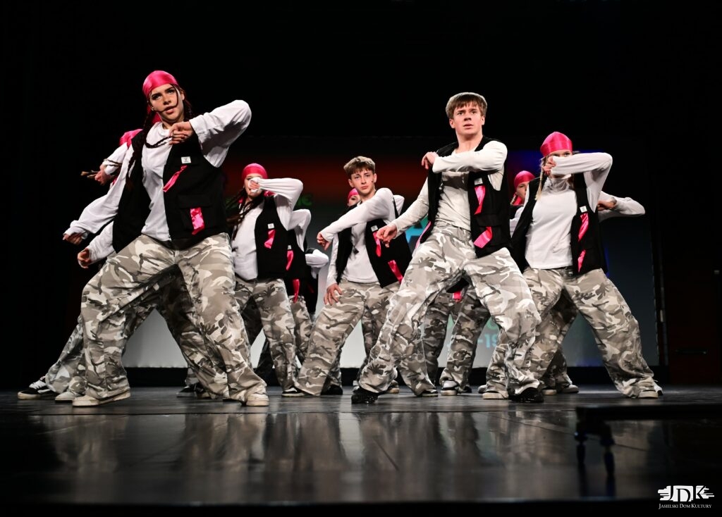 zespół w spodniach moro