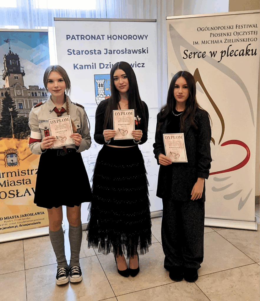 trójka wokalistek z dyplomami