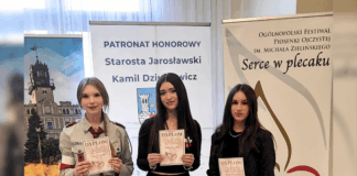 trójka wokalistek stojących z dyplomami uczestnictwa