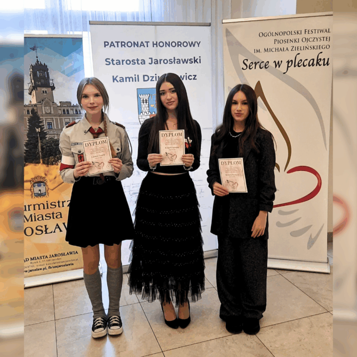 trójka wokalistek stojących z dyplomami uczestnictwa