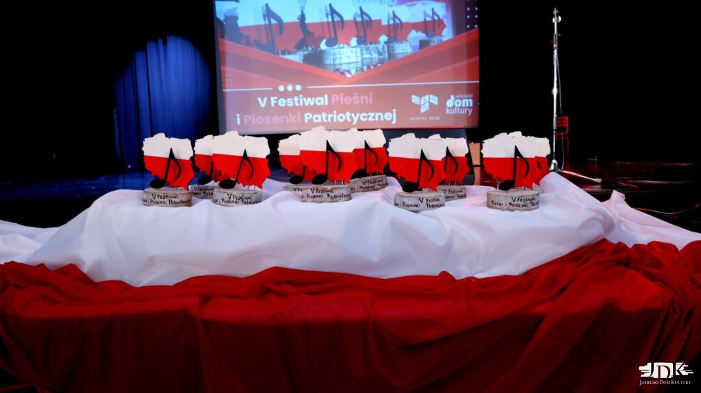 biało-czerwone statuetki