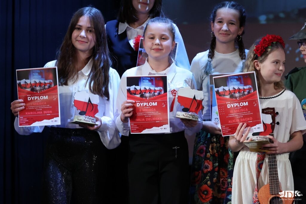 laureacie z dyplomami