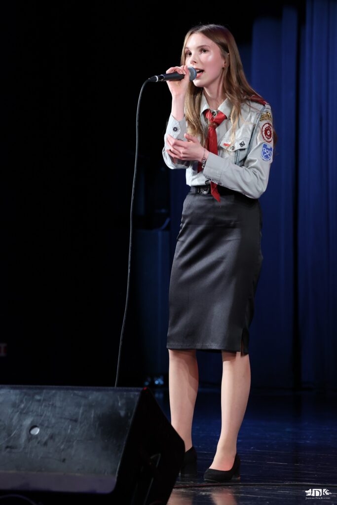 wokalistka JDK w mundurze harcerskim
