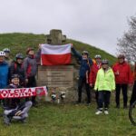 cykliści przy kurhanie wojennym nr.13 Cieklin