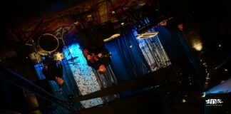 Jak piątek to No Stress! zespół odbijający się w podwieszanym suficie