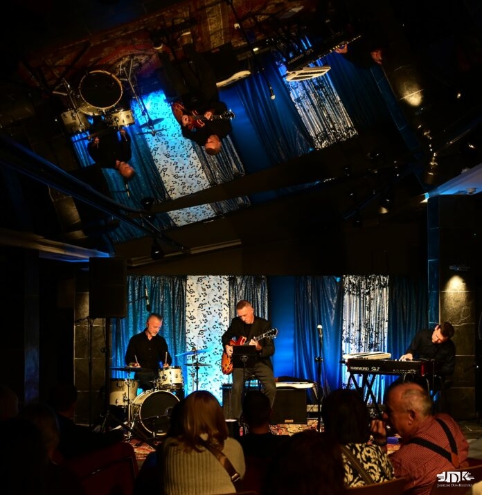 zespół odbijający się w podwieszanym suficie