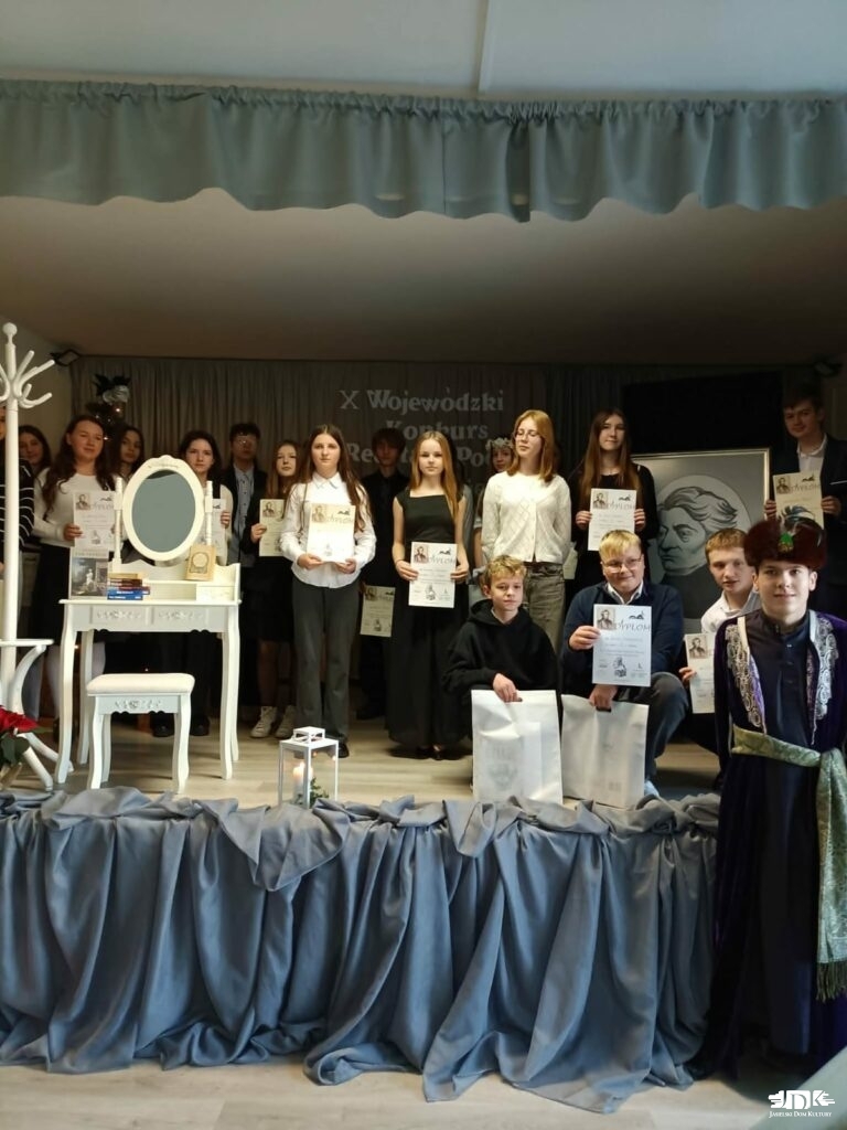 grupa uczestników trzymających dyplomy za udział w konkursie