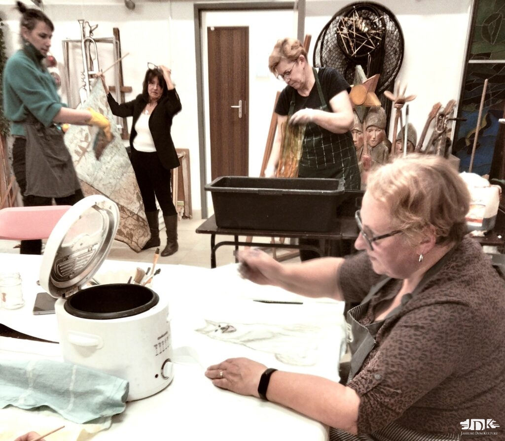 w pracowni batiku pani maluje woskiem