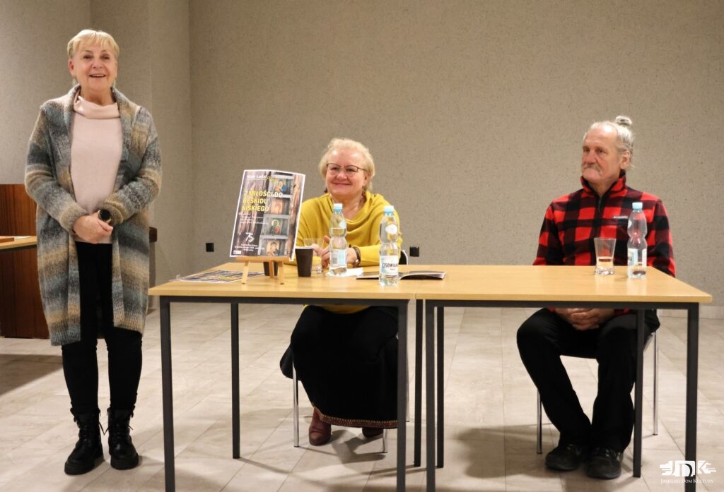 od lewej: Elżbieta Ruszała z JDK, dalej Pani Marchewka w żółtym swetrze oraz Pan Zbigniew Marchewka w czerwonej koszuli w czarną kratkę