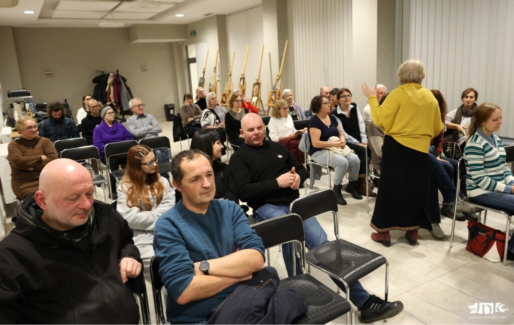 sala multimedialna z publicznością siedzącą na krzesełkach