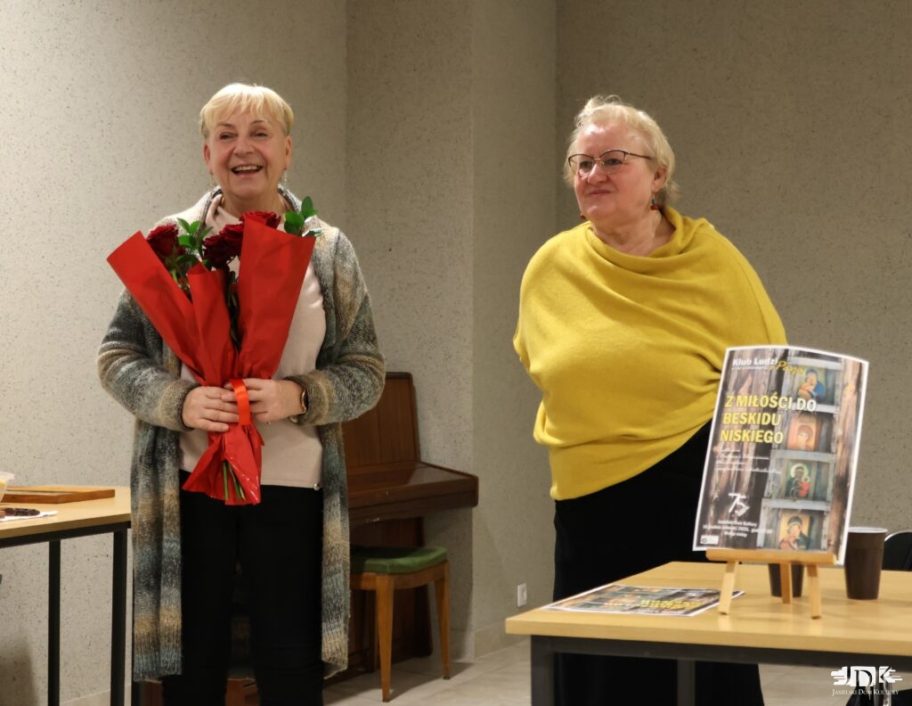 po lewej: Elżbieta Ruszała z JDK trzymająca kwiaty do wręczenia, po prawej Pani Marchewka