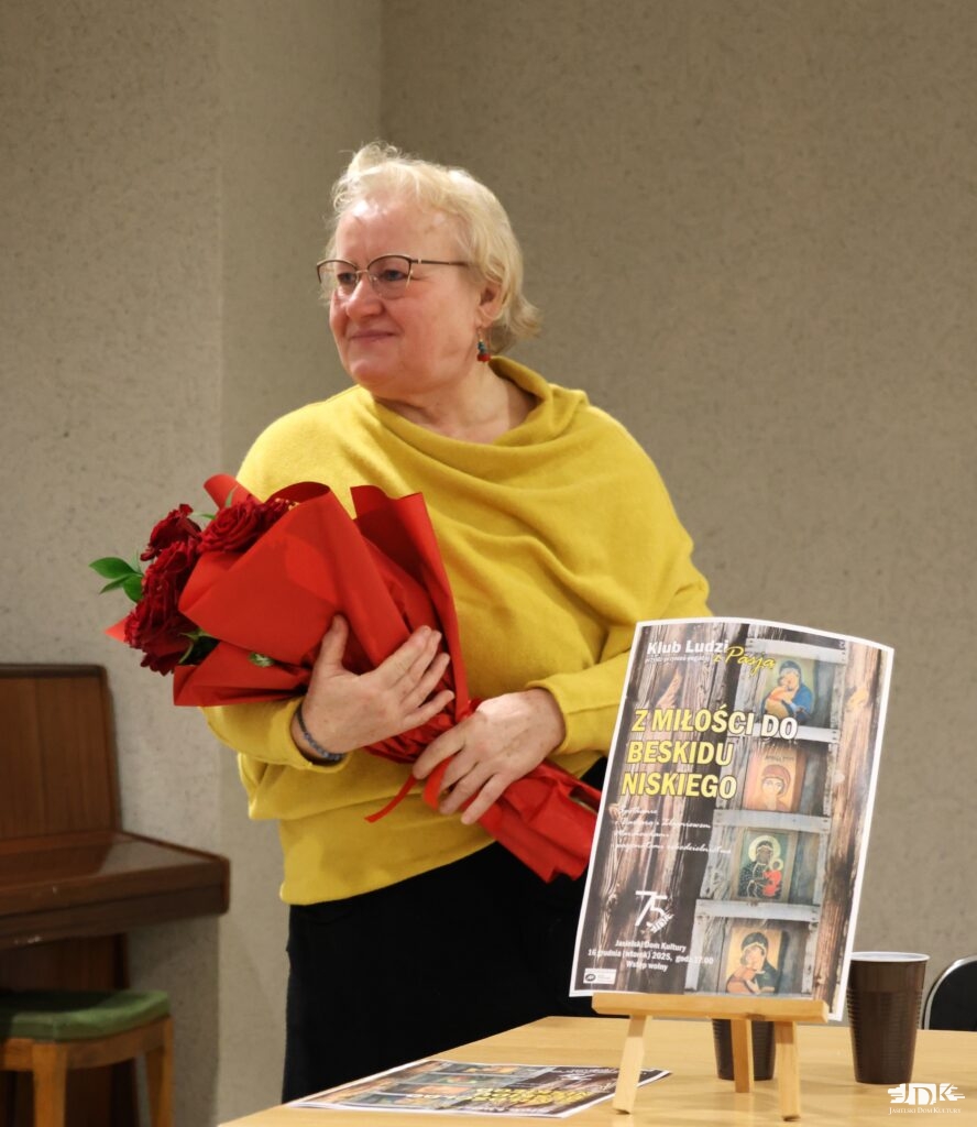 Pani Marchewka trzymająca bukiet bordowych róż