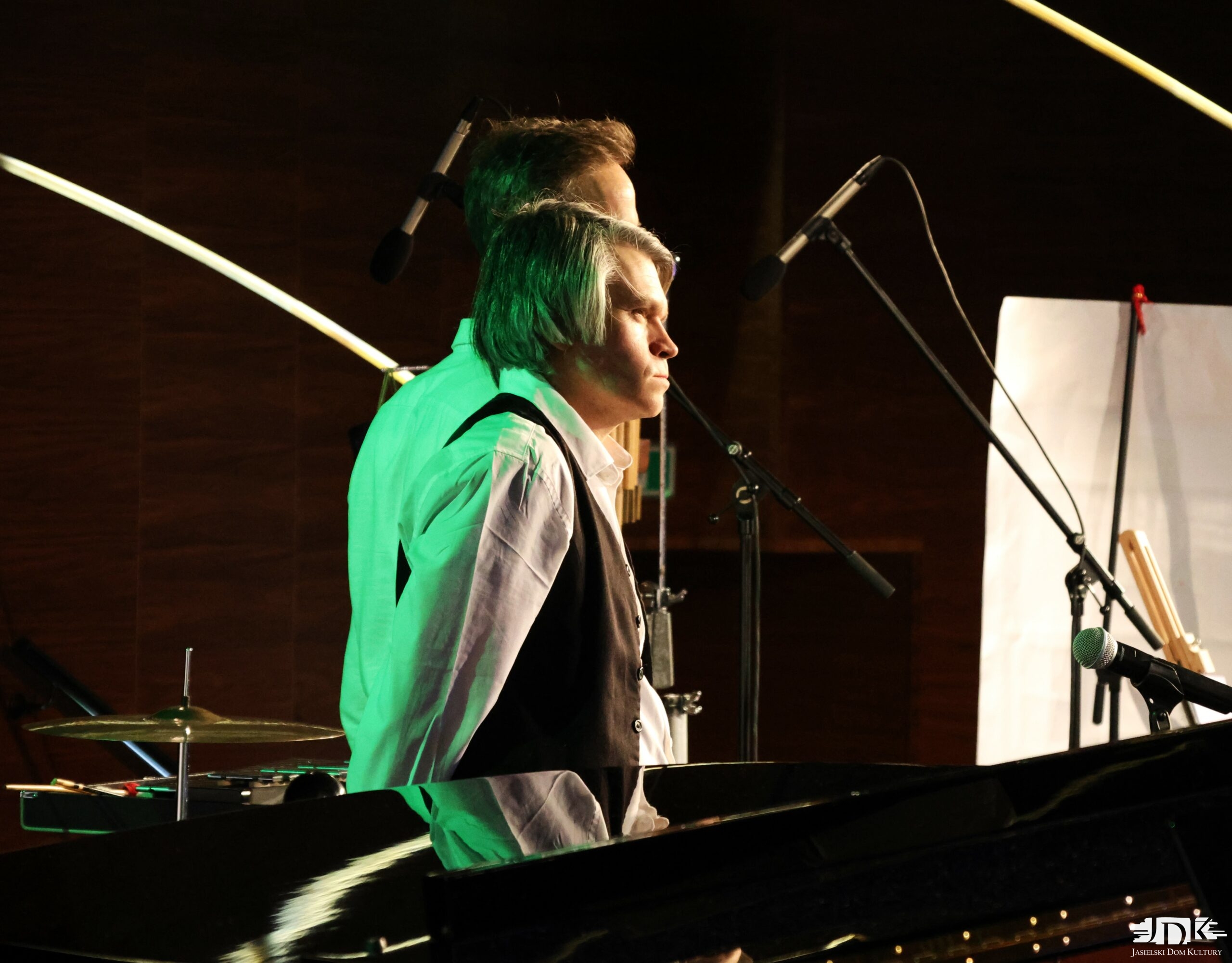 klarnecista z profilu, patrzący na publiczność